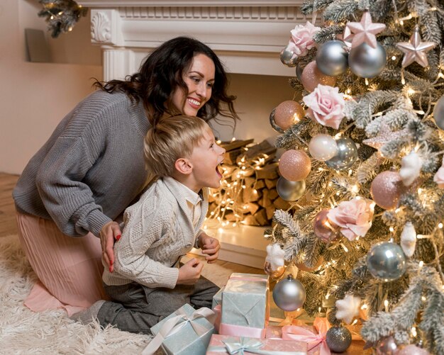 Madre e hijo decorando el árbol de navidad