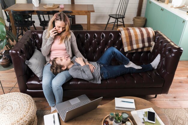 Madre e hijo descansando en el sofá