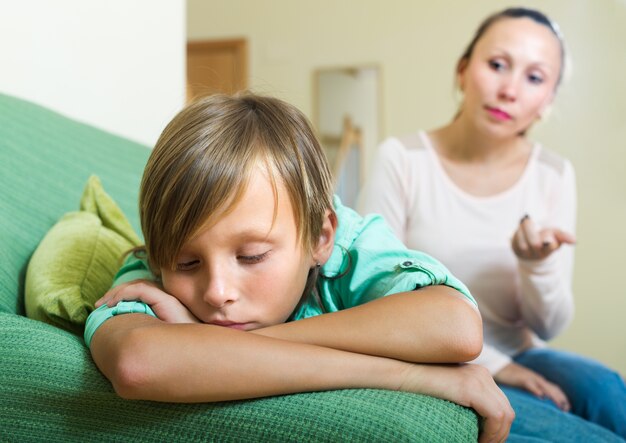 Madre e hijo después de la pelea