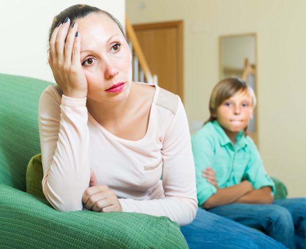 Madre e hijo después de la pelea