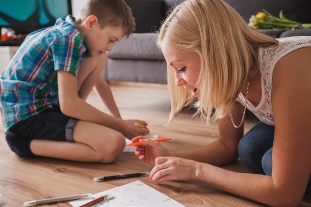 Foto gratuita madre e hijo dibujando