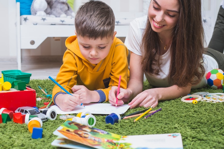 Foto gratuito madre e hijo dibujando