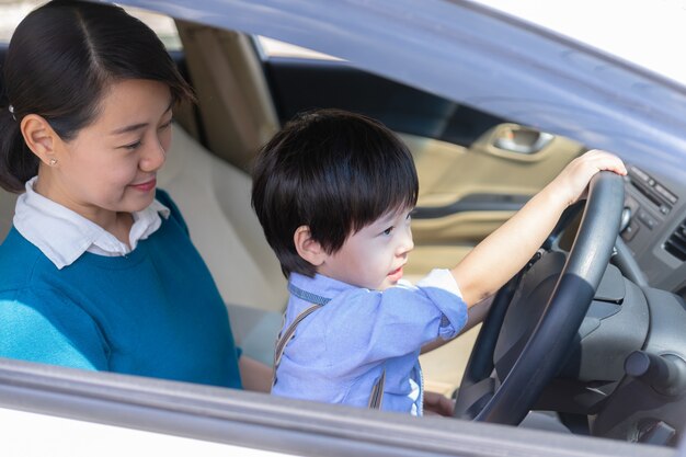 Madre e hijo disfrutan jugando con el volante