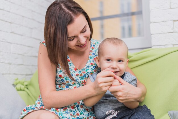 Madre e hijo divirtiéndose