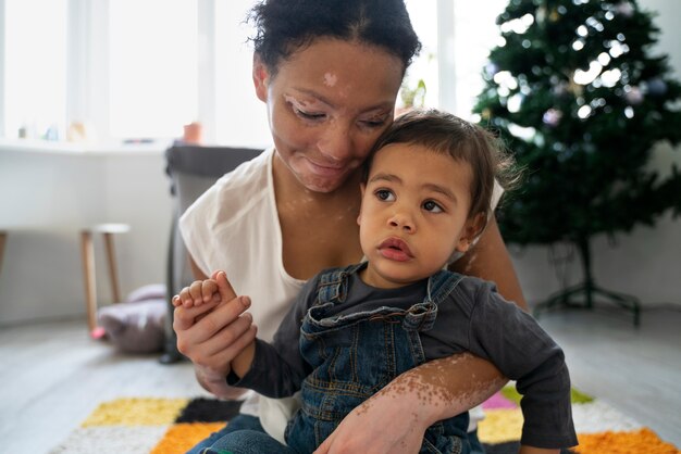 Madre e hijo divirtiéndose