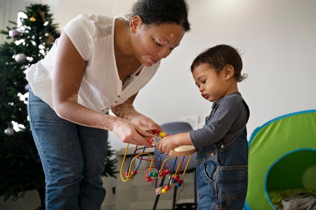 Madre e hijo divirtiéndose