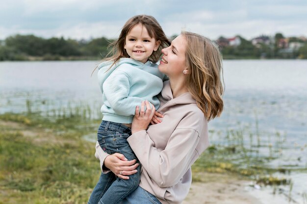 Madre e hijo estando juntos