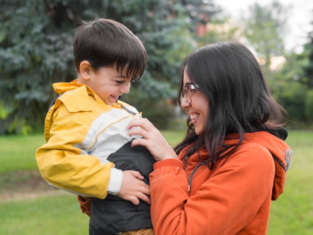 Madre e hijo felices en el parque