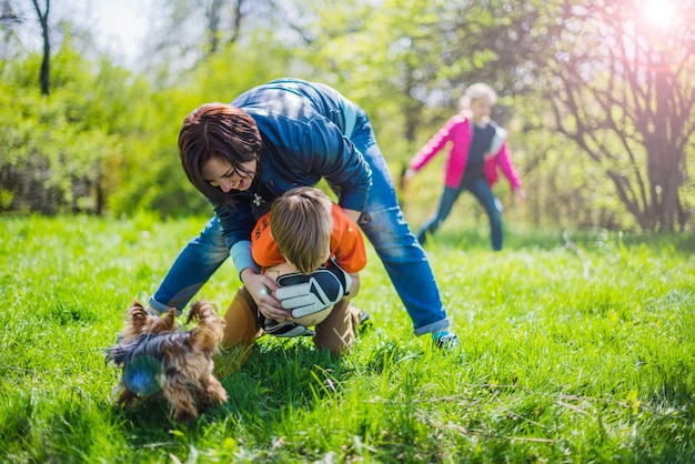 Foto gratuita madre e hijo felices con una pelota