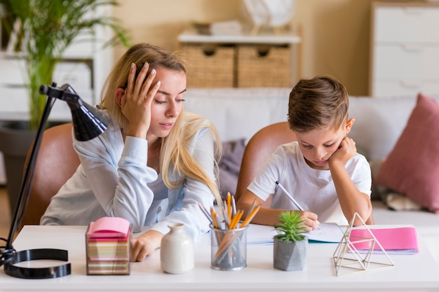 Madre e hijo haciendo la tarea