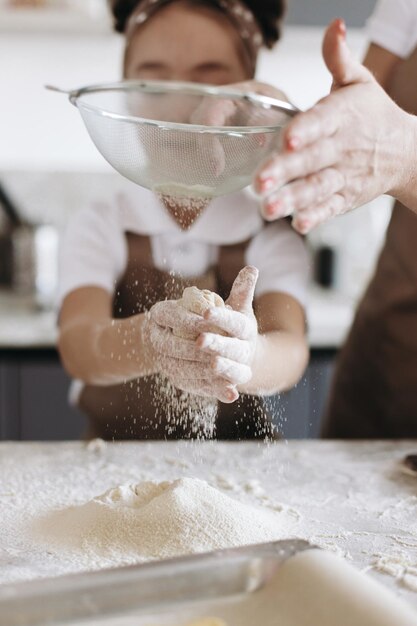 Madre e hijo horneando y divirtiéndose en la cocina