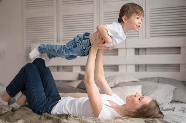 Foto gratuita madre e hijo jugando juego de avión