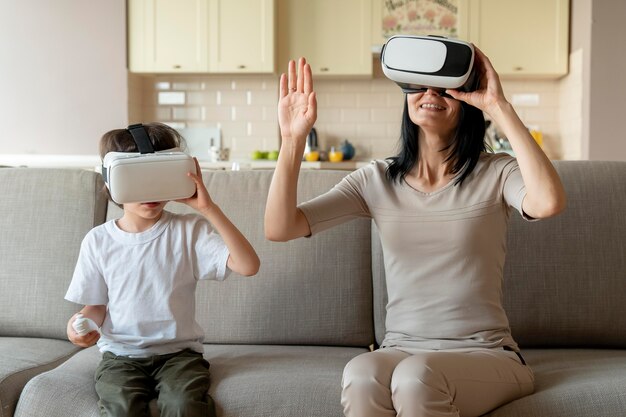 Madre e hijo jugando a un juego de realidad virtual.