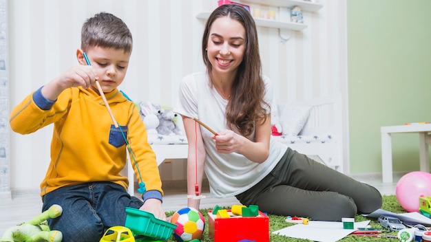 Madre e hijo jugando juego