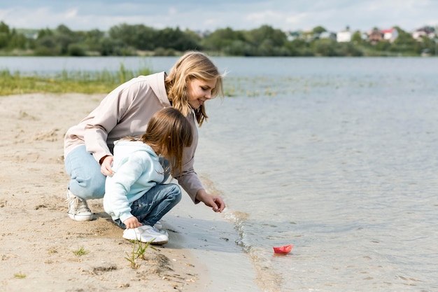 Madre e hijo jugando junto al mar