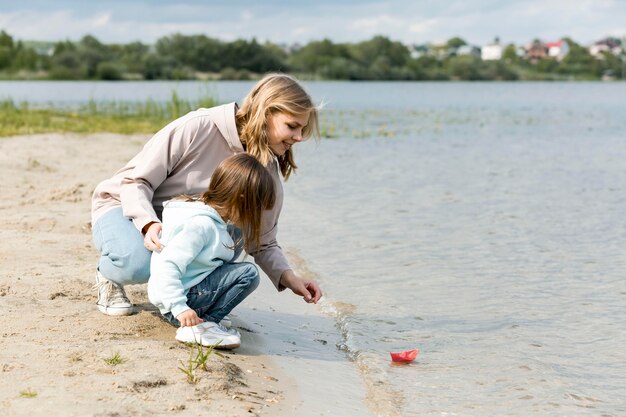 Madre e hijo jugando junto al mar