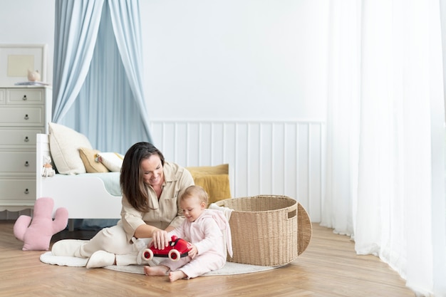 Foto gratuita madre e hijo jugando juntos