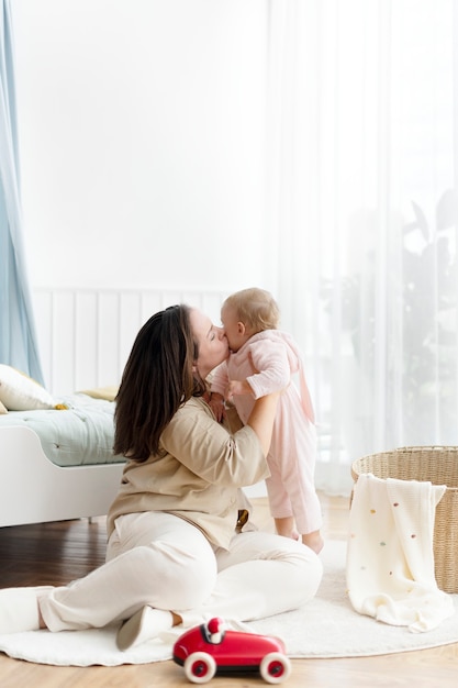 Foto gratuita madre e hijo jugando juntos