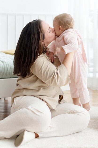 Madre e hijo jugando juntos