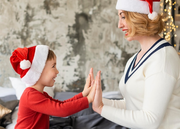 Madre e hijo jugando en navidad