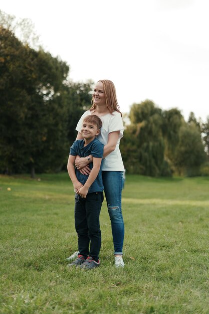 Madre e hijo jugando en el parque