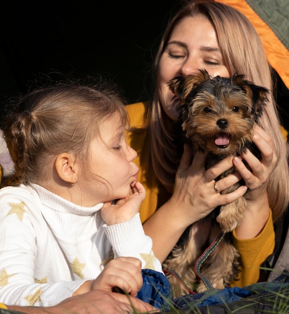 Madre e hijo jugando con el perro.