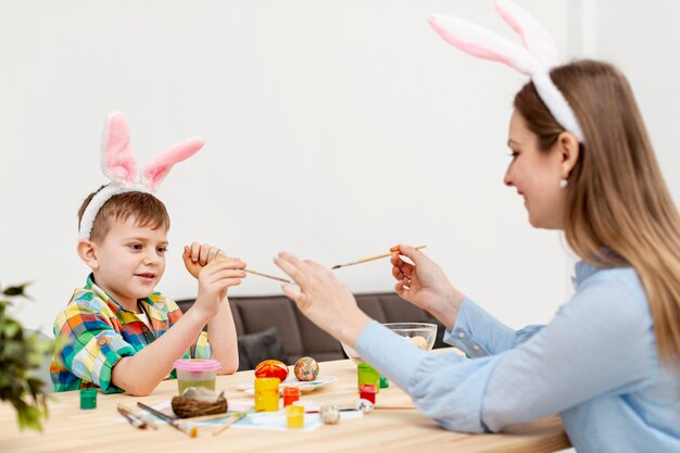 Madre e hijo jugando con pinceles