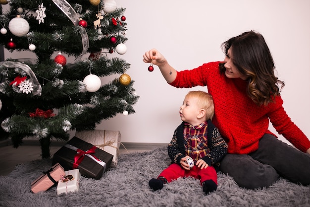 Madre e hijo junto al árbol de navidad