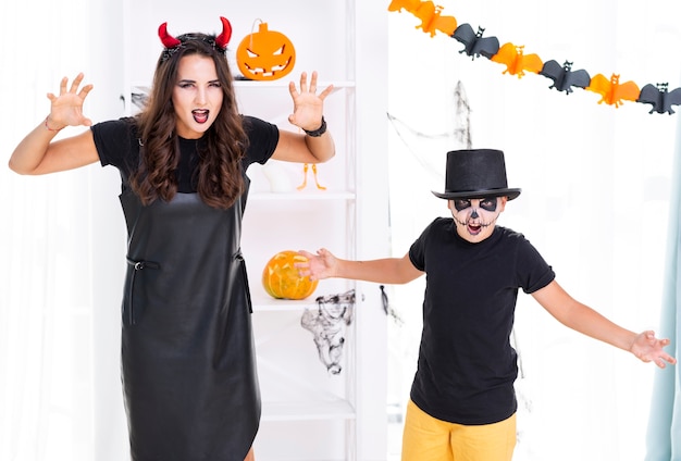 Foto gratuita madre e hijo listos para halloween