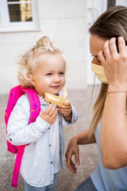 Madre e hijo con máscaras médicas.