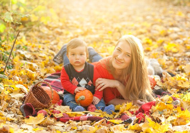 Madre e hijo mirando a cámara