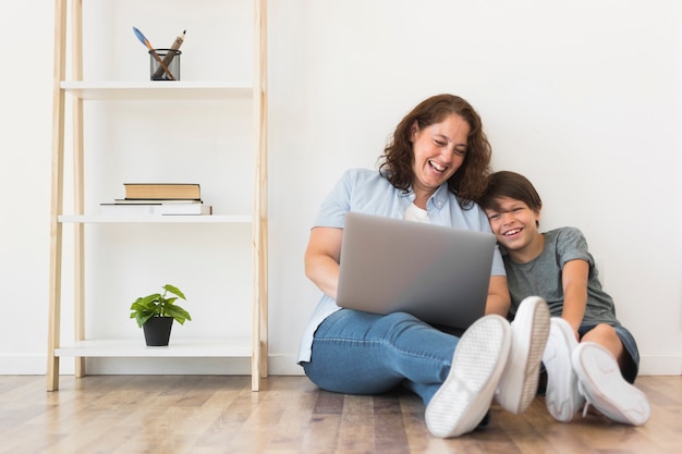 Madre e hijo mirando en la computadora portátil