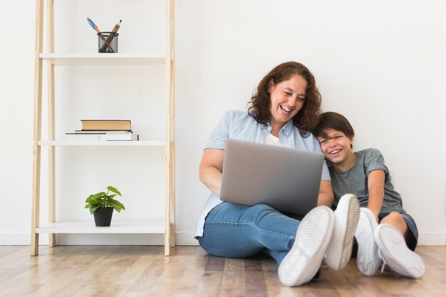 Madre e hijo mirando en la computadora portátil