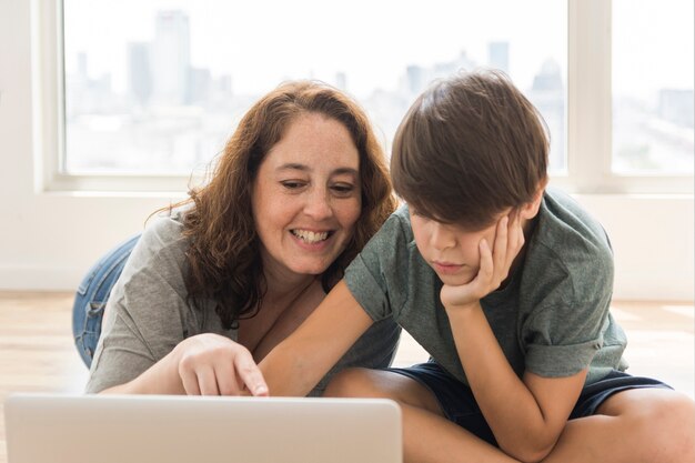 Madre e hijo mirando en la computadora portátil