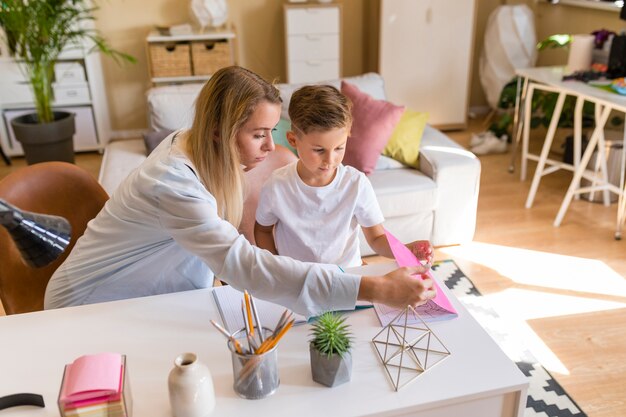 Madre e hijo mirando en un cuaderno