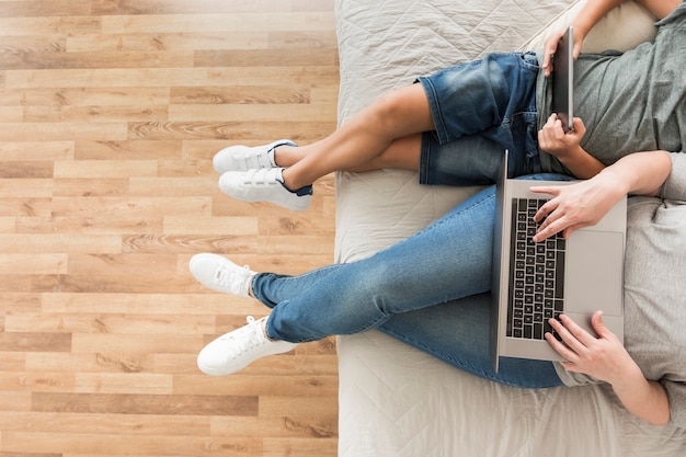 Madre e hijo mirando en dispositivos inteligentes