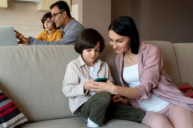 Madre e hijo mirando juntos en un teléfono inteligente