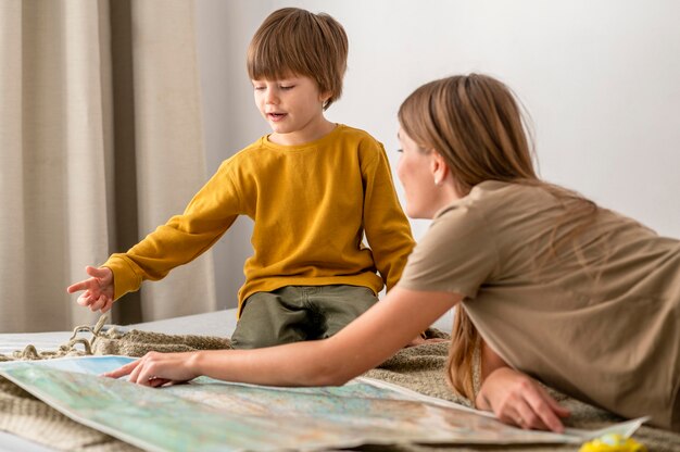 Madre e hijo mirando el mapa juntos