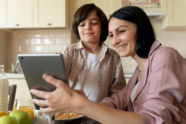 Madre e hijo mirando una tableta