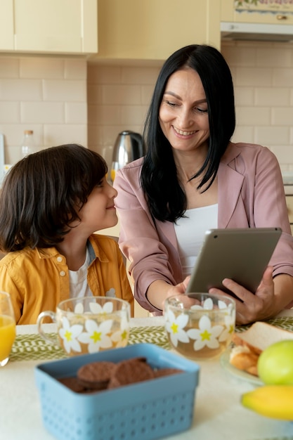 Foto gratuita madre e hijo mirando una tableta