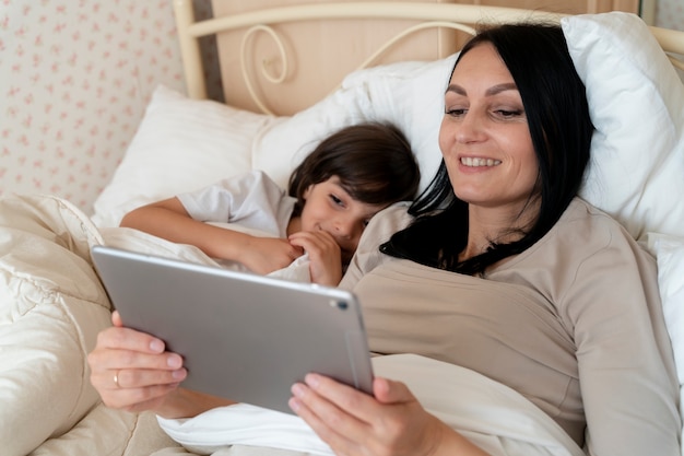 Madre e hijo mirando una tableta