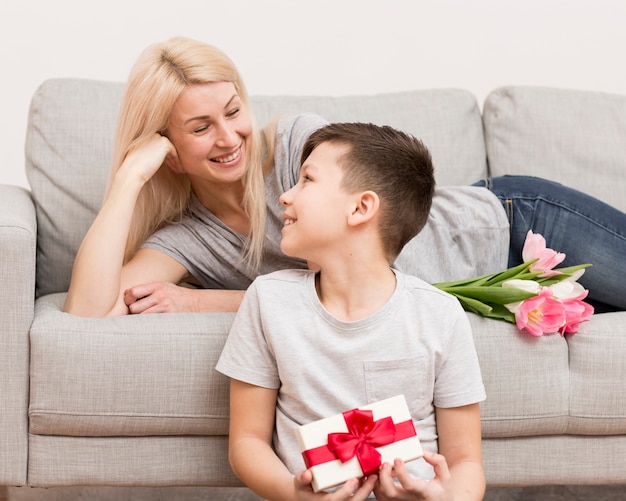 Foto gratuita madre e hijo mirándose