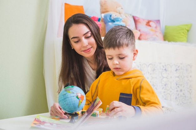 Madre e hijo ocupados con el juego