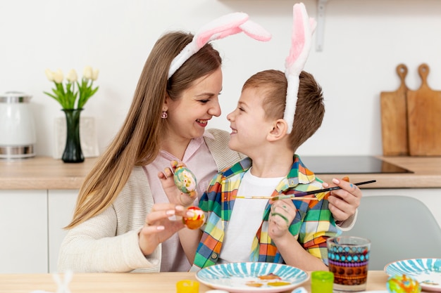 Madre e hijo con orejas de conejo