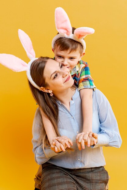 Madre e hijo con orejas de conejo
