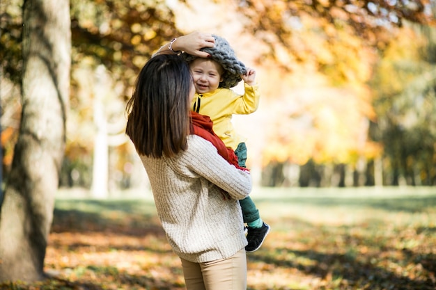 Madre e hijo en el parque de otoño