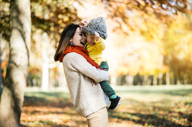 Madre e hijo en el parque de otoño