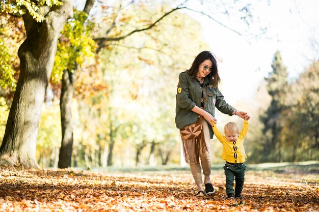 Madre e hijo en el parque de otoño