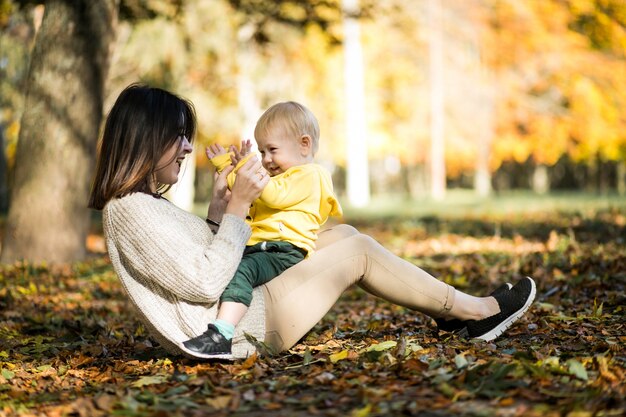 Madre e hijo en el parque de otoño