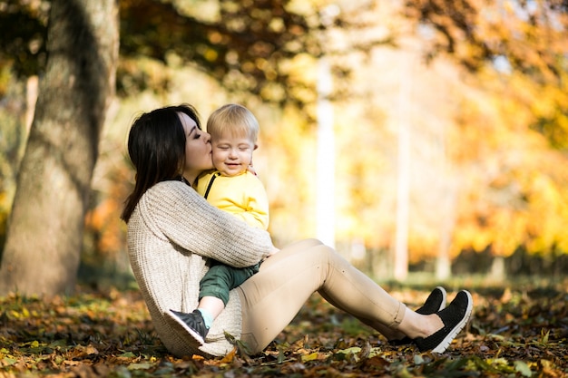 Madre e hijo en el parque de otoño